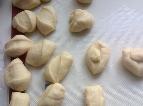 取出发酵好的面团，按压排气，分割成18份，每个大约22克