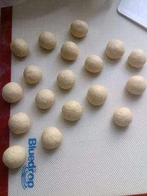 面团滚圆，盖保鲜膜醒发15-20分钟