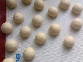 面团滚圆，盖保鲜膜醒发15-20分钟