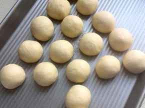 醒发结束，再次将面团滚圆，滚圆后的面团按圣诞树的形状放入烤盘里；树干我用2个小面团紧挨在一起