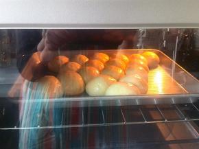 放入已预热的烤箱中层，170-180度，12-15分钟