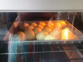 放入已预热的烤箱中层，170-180度，12-15分钟