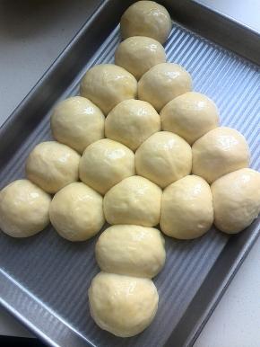 二发到位的面团，表面刷蛋液