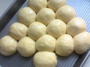 二发到位的面团，表面刷蛋液