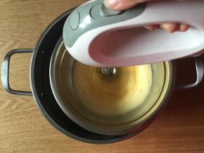 将鸡蛋、细砂糖、香草精混合，隔热水打发；