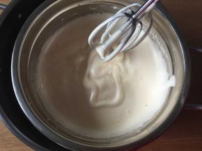 打发到提起打蛋头，面糊滴落成形不容易消失即可；