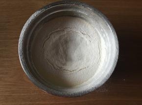 筛入低筋面粉，翻拌均匀；