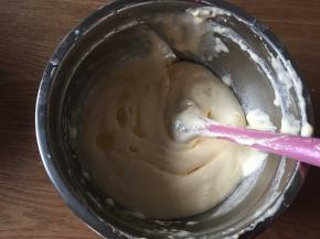 倒入事先融化成液态的黄油，翻拌均匀；