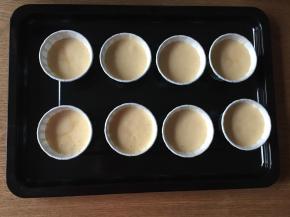 将面糊装入纸杯中7、8分满，然后震几下震掉大气泡；