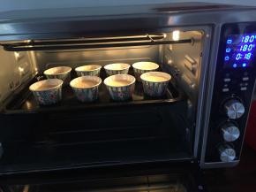 放入预热好的烤箱内180度上下火，中层，18分钟；