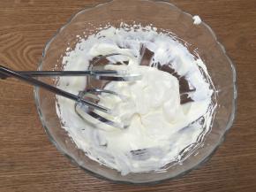 100g淡奶油中加入10g细砂糖打发好；