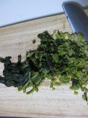 反复用清水冲洗、攥掉水分，切成碎丁