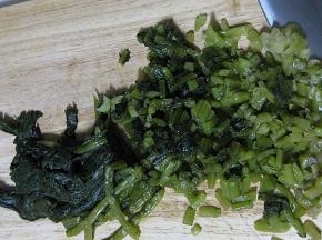 反复用清水冲洗、攥掉水分，切成碎丁