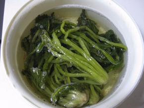 这是腌渍好的雪里红，提前一晚取出放清水里泡上，否则太咸