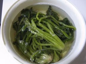 这是腌渍好的雪里红，提前一晚取出放清水里泡上，否则太咸