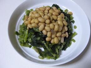 切好的雪里红与黄豆放在盘子里