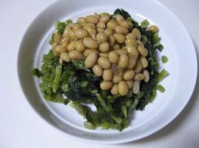 切好的雪里红与黄豆放在盘子里