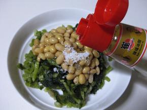 淋入适量的香油，拌匀即可食用