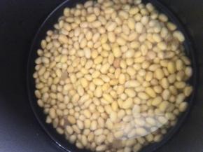 黄豆提前用电压力锅煮熟，放冰箱冷藏，随用随取