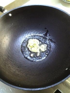 炒锅放适量的油，油热放葱花爆出香味