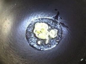 炒锅放适量的油，油热放葱花爆出香味