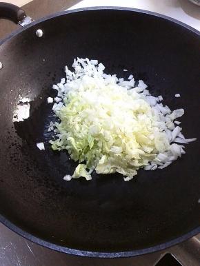 放入白菜碎丁翻炒