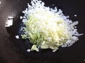 放入白菜碎丁翻炒