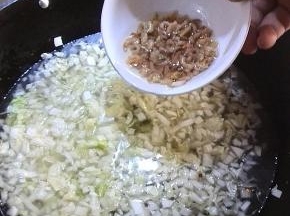 翻炒均匀放适量的水，放入海米以及泡海米的水，大火烧开