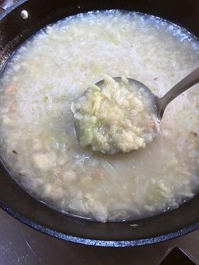 用汤勺搅拌，以免糊锅