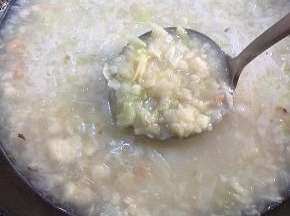 用汤勺搅拌，以免糊锅