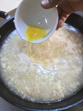 开锅稍煮一会，倒入一个打散的鸡蛋