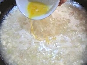 开锅稍煮一会，倒入一个打散的鸡蛋