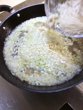 开锅后，拨入拌好的面疙瘩，全部拨入水里，干粉也到进去