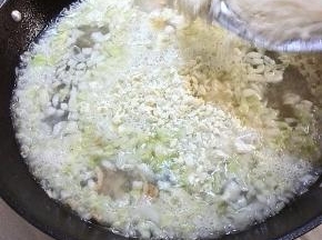 开锅后，拨入拌好的面疙瘩，全部拨入水里，干粉也到进去