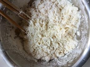 面粉放盆里，在极小的流水下搅拌，搅拌成雪花状