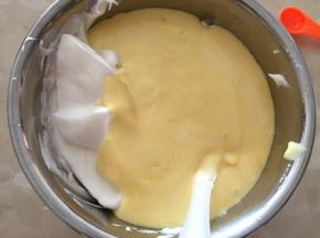 再倒回蛋白盆中，继续搅拌均匀