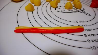 切割成五克一个的小剂子，搓成长条，并把两个长度相同的长条合并为一根