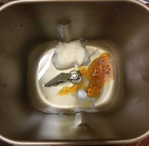 1、油皮的材料依次放入面包机桶里