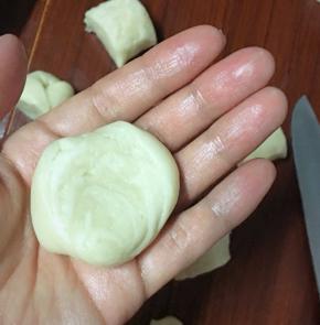 切成大致25克一个的剂子