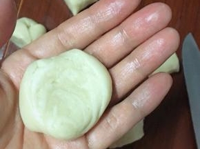 切成大致25克一个的剂子
