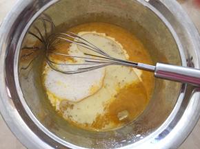 加入纯牛奶和玉米油，搅拌均匀