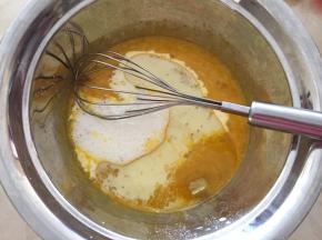 加入纯牛奶和玉米油，搅拌均匀