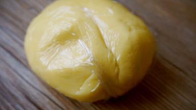 面团无干粉颗粒，加盖保鲜膜，入冰箱冷藏三十分钟