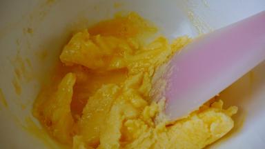 但也分两次加入黄油中，每一次要搅拌均匀