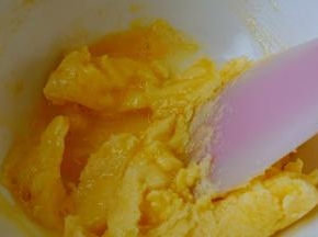但也分两次加入黄油中，每一次要搅拌均匀