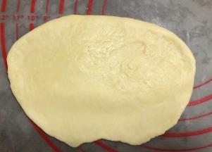 翻面，下边擀薄