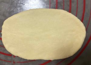 取一个面团擀成椭圆形