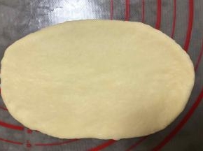 取一个面团擀成椭圆形