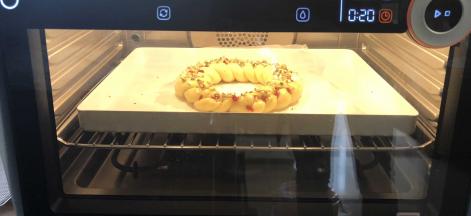 发好后刷蛋液，撒上蔓越莓和坚果，送入预热好的烤箱，上下火160度20分钟