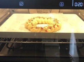 发好后刷蛋液，撒上蔓越莓和坚果，送入预热好的烤箱，上下火160度20分钟